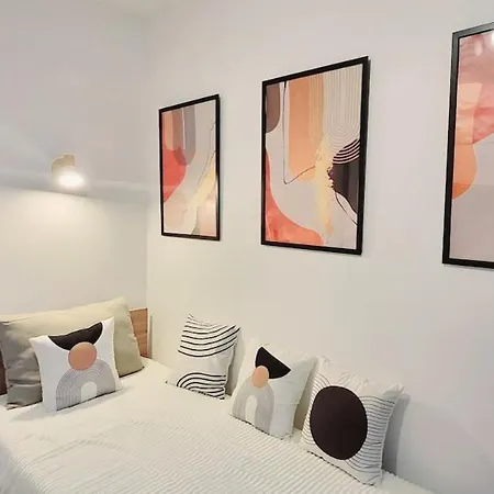 Between The Castle And The Town Hall Apartman