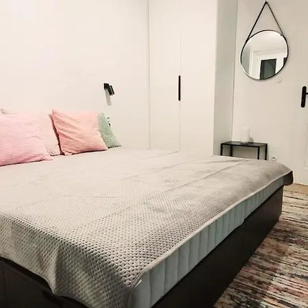 Between The Castle And The Town Hall Apartman *