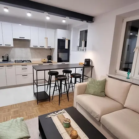 Between The Castle And The Town Hall Varsó