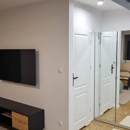 Between The Castle And The Town Hall Apartman